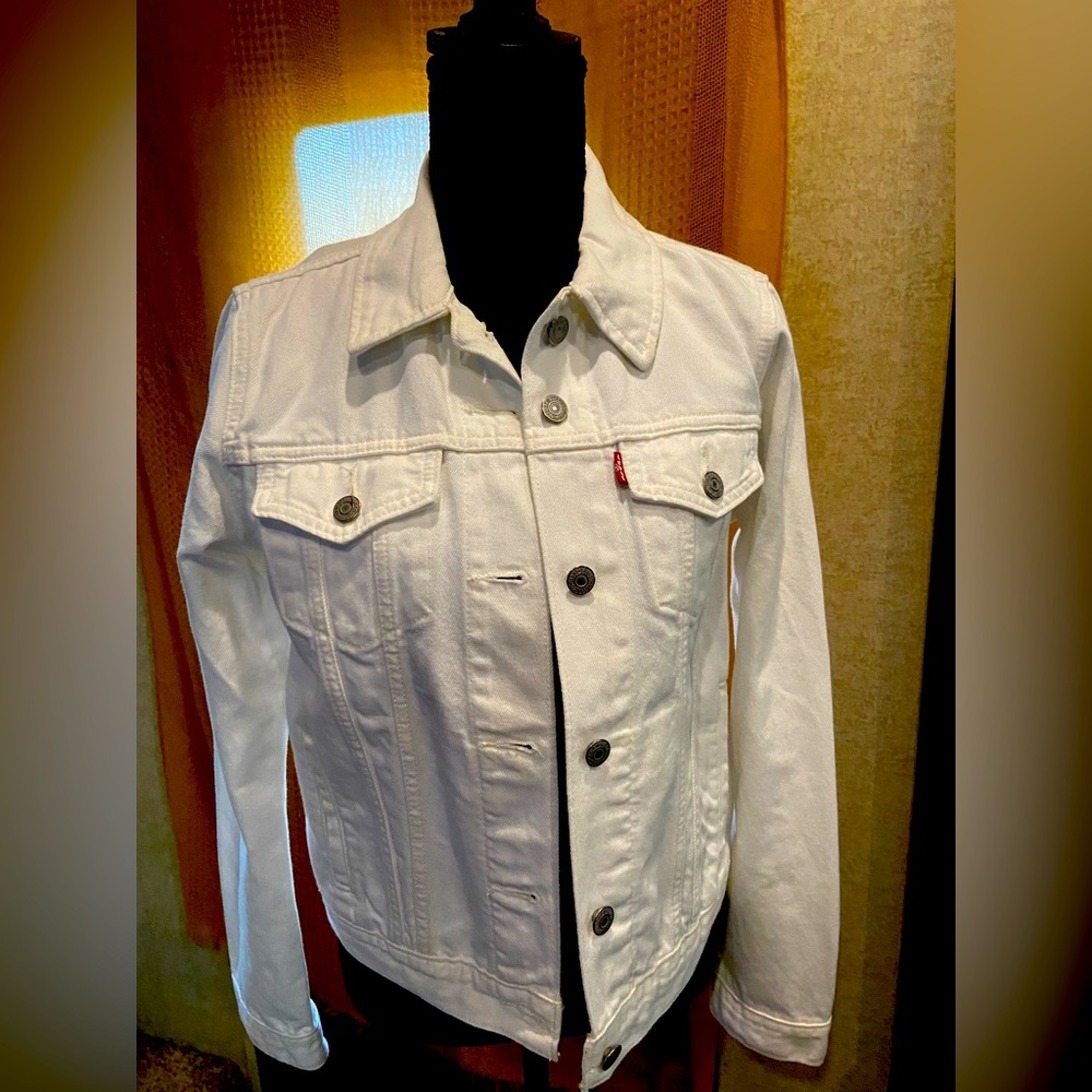 Women white Levi’s jacket